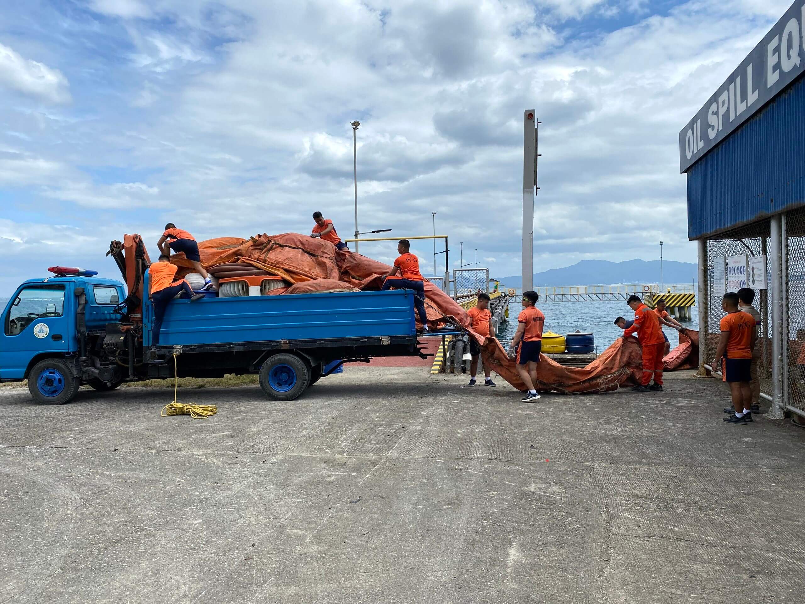 Petron heeds call of DOE, assists in Mindoro Oil Spill Petron heeds call of DOE, assists in Mindoro Oil Spill